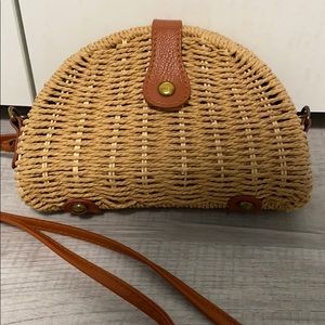 Wicker clamshell purse